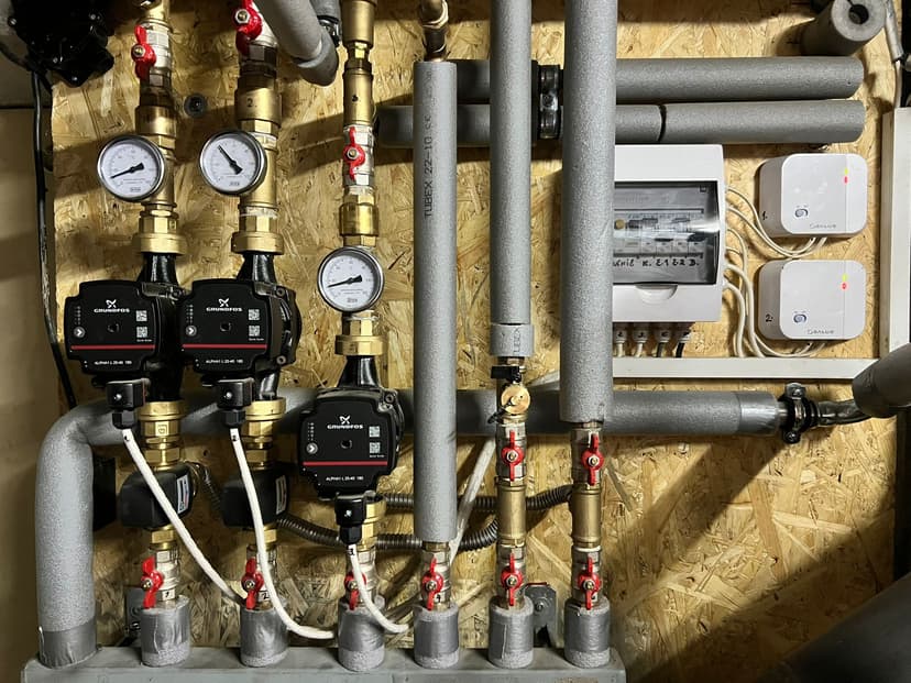 Grundfos ALPHA2 oběhová čerpadla a rozdělovací skupina - profesionální instalace vytápění