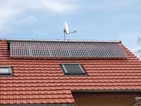 Instalace vakuových trubicových solárních kolektorů na střechu